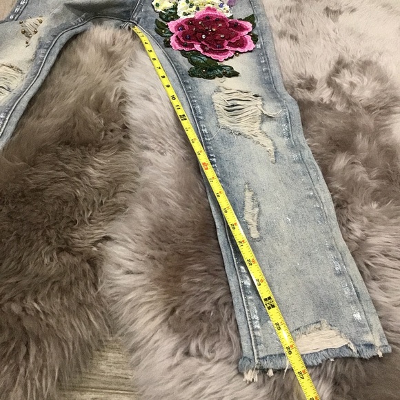 NWT Crazy 3D Embroidered Flowers beautiful jeans! - Picture 12 of 16